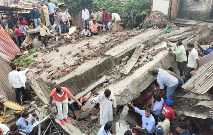 देवास में इमारत ढही, 9 लोगों को मलबे से निकाला, कई लोगों के दबे रहने की आशंका - Building collapses in Dewas