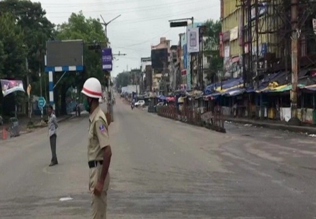 कोलकाता में Lockdown का सख्ती से पालन, कुछ जिलों में उल्लंघन - Strict observance of lockdown in Kolkata, violation in some districts