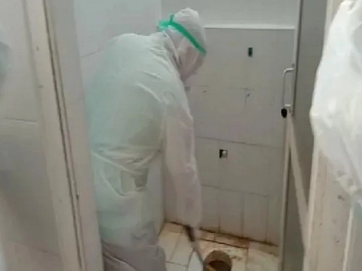 स्वास्थ्य मंत्री ने PPE किट पहनकर की Covid-19 वार्ड के शौचालय की सफाई, वीडियो वायरल - pondicherry health minister went to visit the hospital cleaned the toilet of covid19 ward