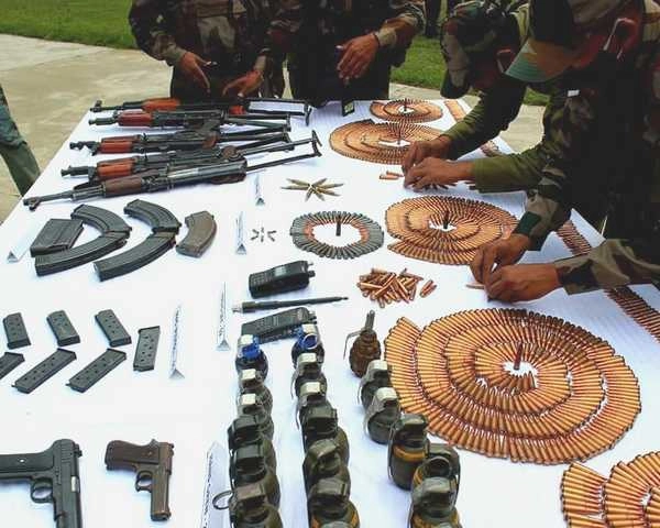 बड़ी साजिश नाकाम, LoC से हथियार और गोला-बारूद बरामद - Arms and ammunition recovered from LoC