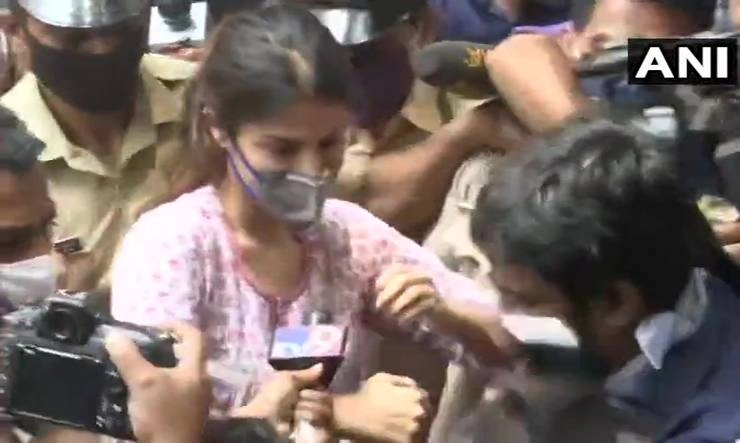 Sushant Murder Case : रिया चक्रवर्ती के साथ मीडियाकर्मियों के बर्ताव से तापसी पन्नू नाराज