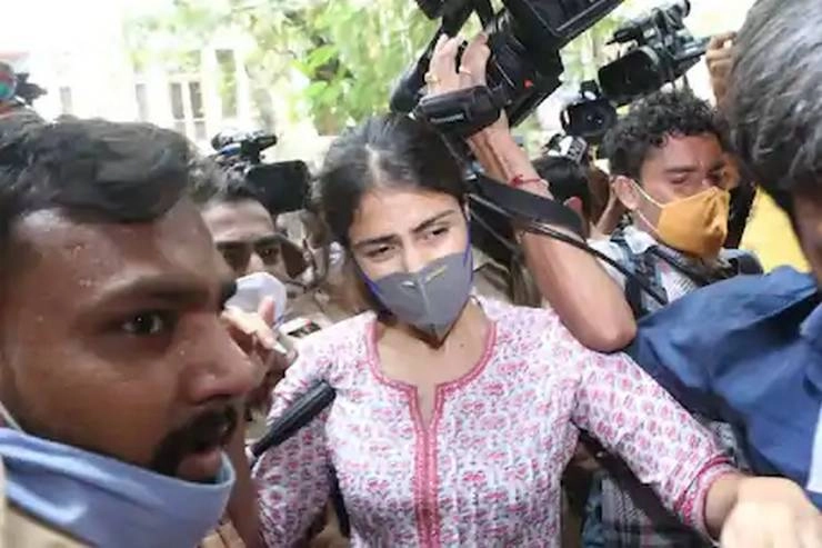 1 महीने बाद भायखला जेल से रिहा हुई रिया चक्रवर्ती, भाई शौविक को नहीं मिल सकी जमानत - rhea chakraborty released from mumbais byculla jail