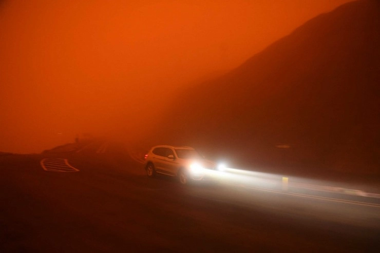 उत्तरी कैलिफोर्निया के जंगलों में आग से हाहाकार, नारंगी हुआ आसमान, मंगल ग्रह जैसा नजारा - Like a scene from Mars : Skies in parts of California turn orange as wildfires continue