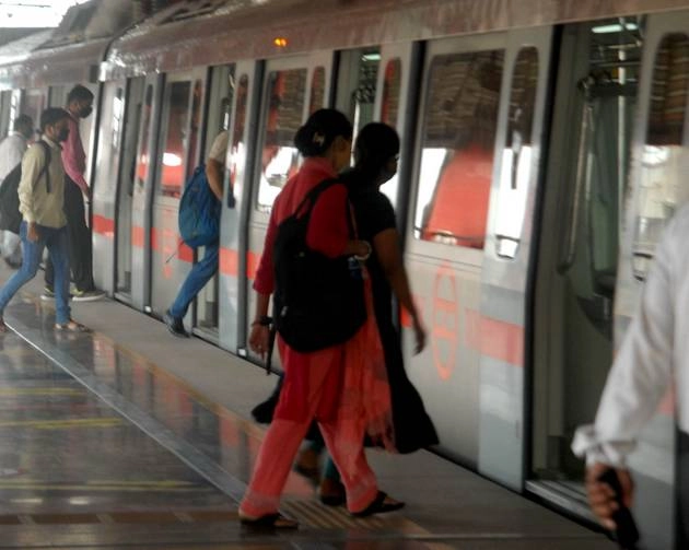 दिल्ली मेट्रो में महंगा पड़ा कोरोना नियमों का उल्लंघन, 98 लोगों पर लगा जुर्माना