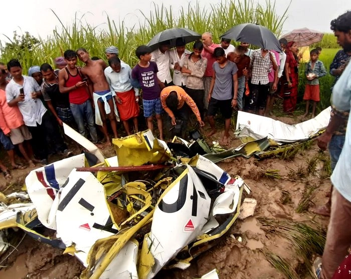 UP : एयरक्राफ्ट क्रैश, पायलट की मौत, 1 लापता - Azamgarah UP 2 Seater Plane Crash