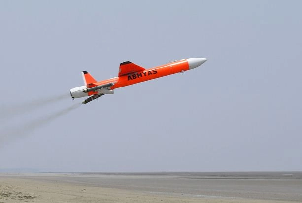 मिसाइल प्रणालियों के मूल्यांकन में उपयोगी ड्रोन का सफल परीक्षण