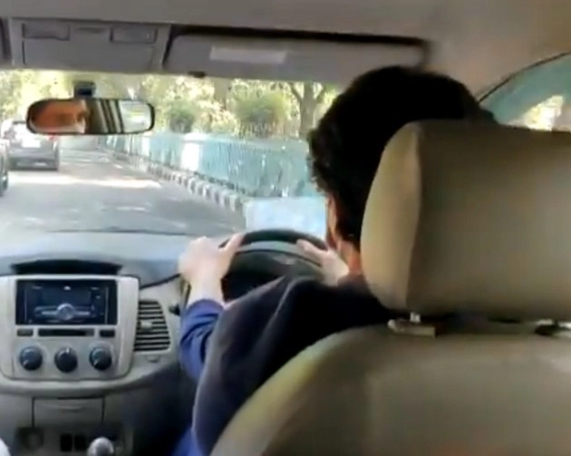 खुद गाड़ी चलाकर हाथरस के लिए निकल पड़ी प्रियंका गांधी, राहुल समेत 35 सांसद भी साथ - Priyanka Gandhi drives car while going to hathras