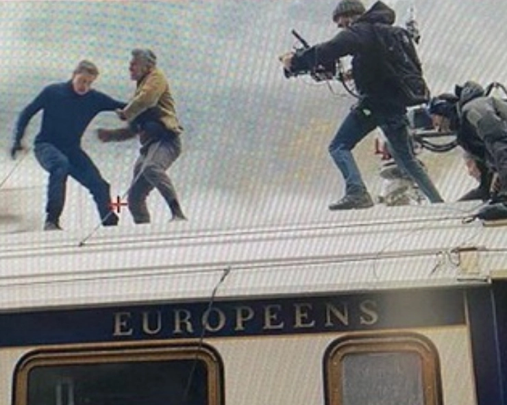 Mission Impossible 7: टॉम क्रूज ने की तेज रफ्तार ट्रेन के ऊपर शूटिंग, Video वायरल - Tom Cruise daredevil stunt on a moving train for Mission: Impossible 7 goes viral