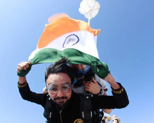 आसमान में लहराया तिरंगा, किया कोरोना फ्रंटलाइन वॉरियर्स का सम्मान - Indian flag waved sky high as a mark of respect to honour corona warriors