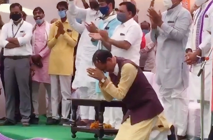 Inside story: मध्यप्रदेश के उपचुनाव में घुटनों के बल बैठे शिवराज,जरूरी या मजबूरी ? - Why Shivraj Singh Chauhan bows down to Party workers in the by-election