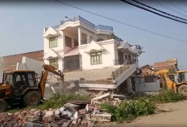 UP में हिस्ट्रीशीटर राम लोचन यादव की अवैध संपत्ति पर चला बुलडोजर - Action on illegal property of History Sheeter in Uttar Pradesh