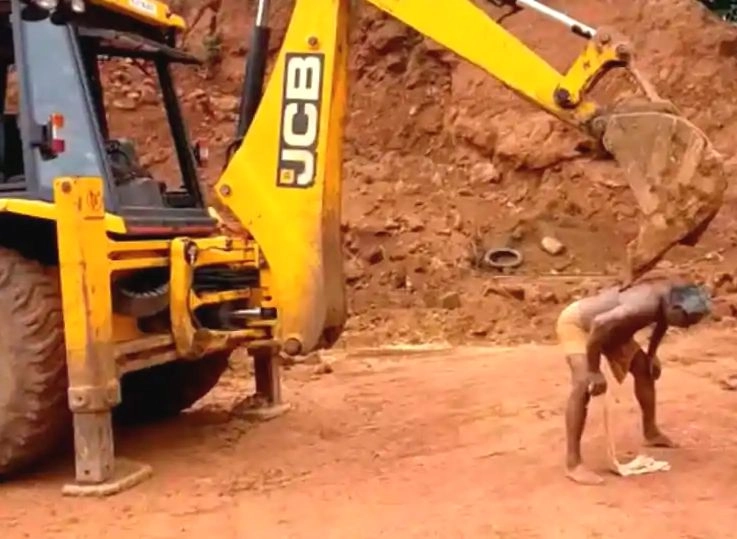 खुजली मिटाने का यह तरीका आपने कभी नहीं देखा होगा - Man uses JCB excavator to scratch his back
