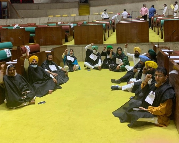 पंजाब में कृषि बिल पर बवाल, आप विधायकों ने विधानसभा में गुजारी रात - AAP MLAs seen sleeping inside the State Assembly