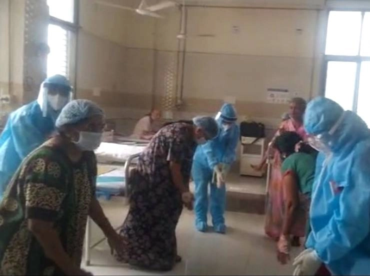 गुजरात में अस्पताल के Corona वार्ड में गरबा - Garba in Corona ward in hospital