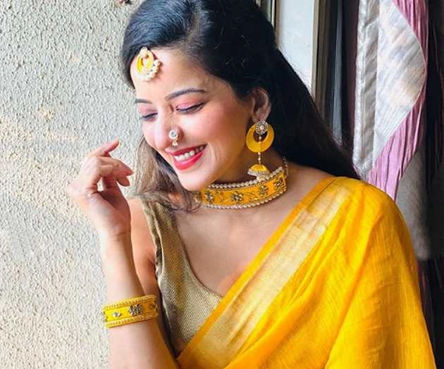 दुर्गा पूजा के लिए मोनालिसा ने पहनी यलो कलर की साड़ी, खूबसूरत तस्वीरें वायरल - monalisa durga puja photos goes viral