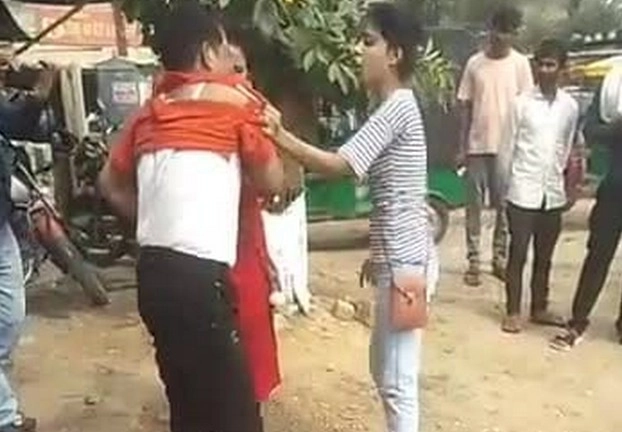 कांग्रेस जिलाध्यक्ष को युवती ने सरेराह पीटकर सिखाया सबक, सोशल मीडिया पर जमकर हो रहा है वीडियो वायरल - Congress district president beaten up by a woman in Uttar Pradesh
