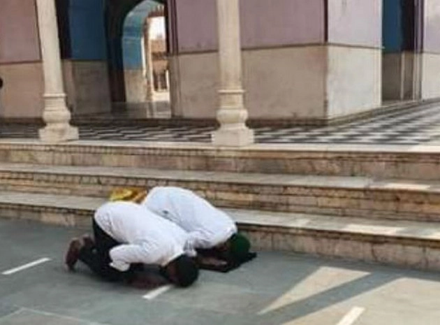 मथुरा : नंदबाबा मंदिर में 2 यात्रियों ने अदा की नमाज, फोटो सोशल मीडिया पर वायरल होने से मचा हड़कंप, FIR दर्ज