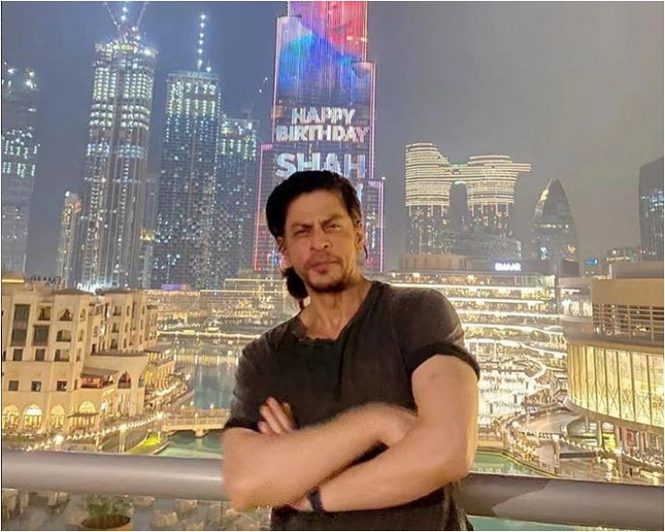 Shah Rukh Khan के जन्मदिन पर जगमगा उठा बुर्ज खलीफा तो कुछ इस तरह खुशी से झूम उठे किंग खान, Video वायरल - dubai burj khlifa lights up for shahrukh khan 55th birthday, video viral
