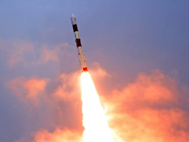 अंतरिक्ष में फिट होगी भारत की तीसरी आंख, कोरोनाकाल में ISRO ने रचा इतिहास - isro successfully launches eos01 with 9 other commercial satellite