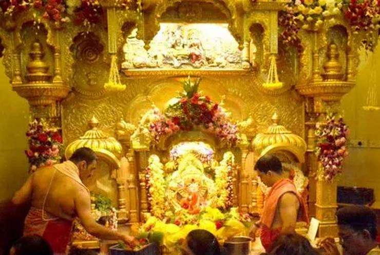 सख्त पाबंदियों के बीच महाराष्ट्र में 8 महीने बाद खुले मंदिर
