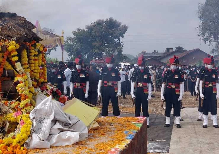 कोल्हापुर में पूरे सम्मान के साथ हुआ शहीद ऋषिकेश जोंधले का अंतिम संस्कार