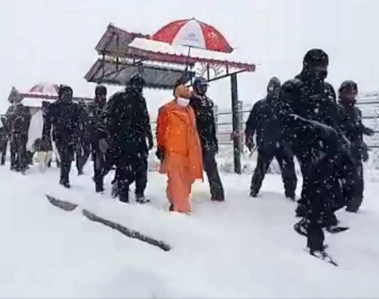 CM योगी और रावत बर्फबारी के कारण केदारनाथ में घंटों फंसे रहे, मंगलवार को जाएंगे बदरीनाथ