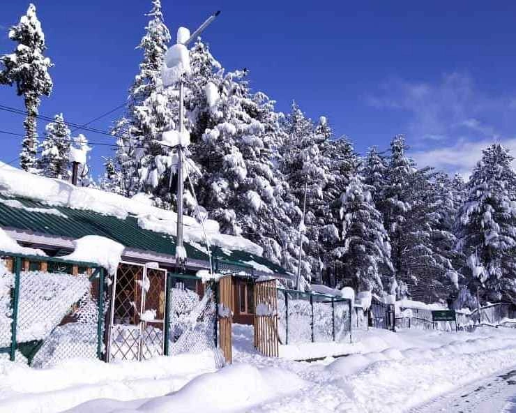 कश्मीर घाटी में भारी बर्फबारी, श्रीनगर हवाईअड्डे पर सभी उड़ानें रद्द