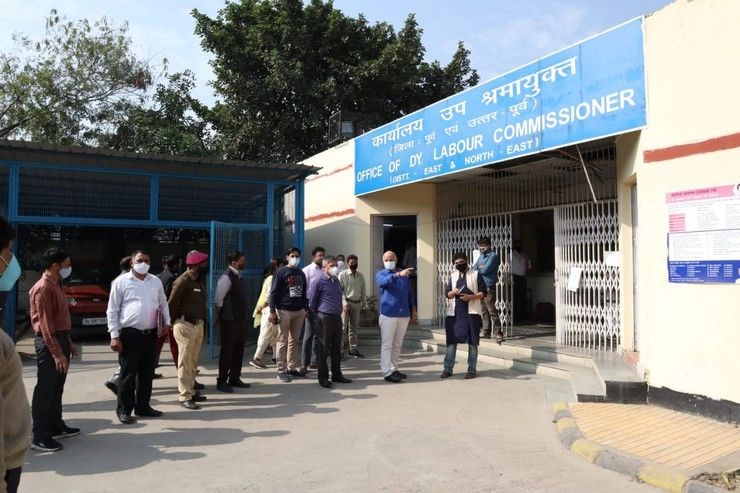 72 घंटे के अंदर श्रमिकों को मिले कल्याण योजनाओं का लाभ, दिल्ली के डिप्टी CM सिसोदिया ने दिए निर्देश