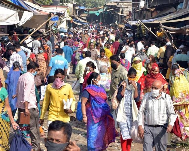 अहमदाबाद में लगेगा 57 घंटे का कर्फ्यू, Lockdown की अफवाह के बाद बाजारों में उमड़ी भीड़