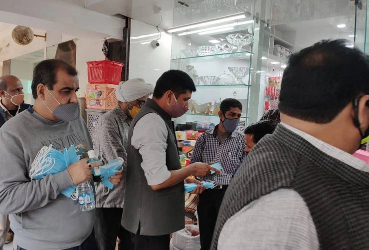 दिल्ली में कोरोना के बढ़ते मामलों के बीच केजरीवाल सरकार ने चलाया जागरूकता अभियान, मुफ्त में बांटे मास्क - Kejriwal government distributed free masks in Delhi