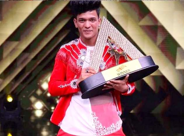 'इंडियाज बेस्ट डांसर' के विनर बने अजय सिंह, ट्रॉफी के साथ मिली इतने लाख रुपए प्राइज मनी - ajay singh has won the title of indias best dancer