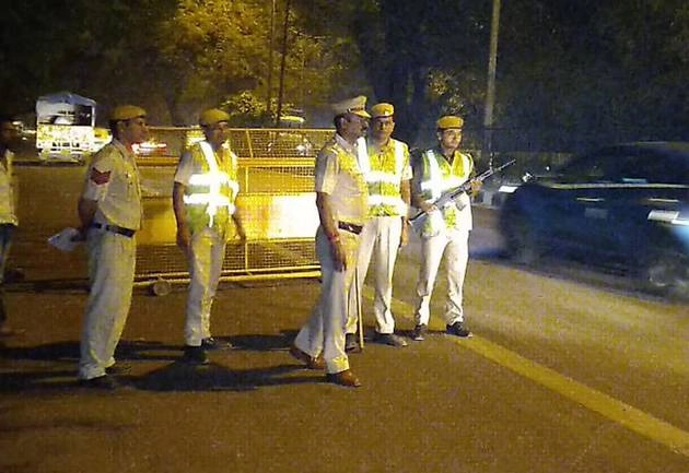 Corona का खौफ, दिल्ली में लगाया जा सकता है नाइट कर्फ्यू - Actively considering night curfew, weekend restrictions: Delhi govt tells HC