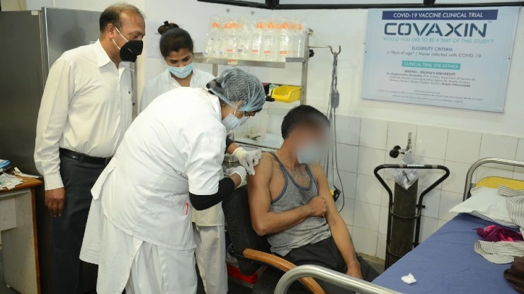 भोपाल में ट्रायल के पहले दिन 6 लोगों को लगाई गई कोरोना की कौवैक्सिन - Bhopal News :Bharat Biotech Covid-19  Vaccine Covaxin Phase-3 trail in bhopal