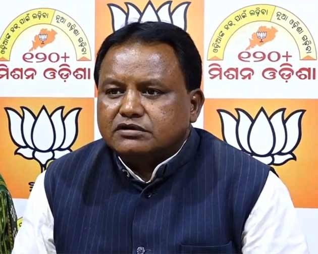 ओड़िशा विधानसभा में भाजपा विधायक ने अध्यक्ष का माइक तोड़ा, मेज पर लगी फाइबर शील्ड को उखाड़ा - BJP mla breaks speakers mike in Odisha assembly