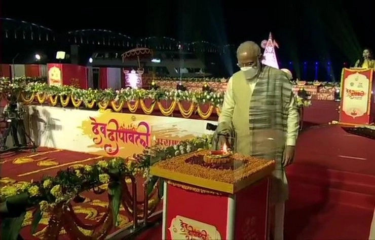 काशी में PM मोदी की देव दीपावली, 15 लाख दीयों से जगमगाए घाट, देखें फोटो