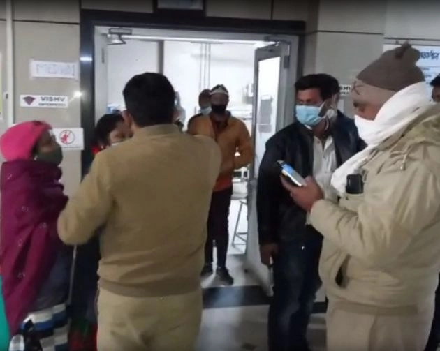 मेरठ मेडिकल कॉलेज में तीमारदारों और जूनियर डॉक्टरों में मारपीट का वीडियो वायरल - Meerut video of Junior doctors and patient relatives gets viral