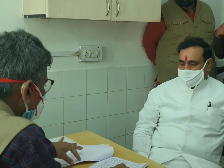 गृहमंत्री नरोत्तम मिश्रा नहीं बन पाए कोरोना वैक्सीन के ट्रॉयल के लिए वॉलंटियर, ICMR की गाइडलाइन में  पाए गए अनफिट - Madhya Pradesh News: Home Minister Narottam Mishra could not become a volunteer for trial of Corona vaccine