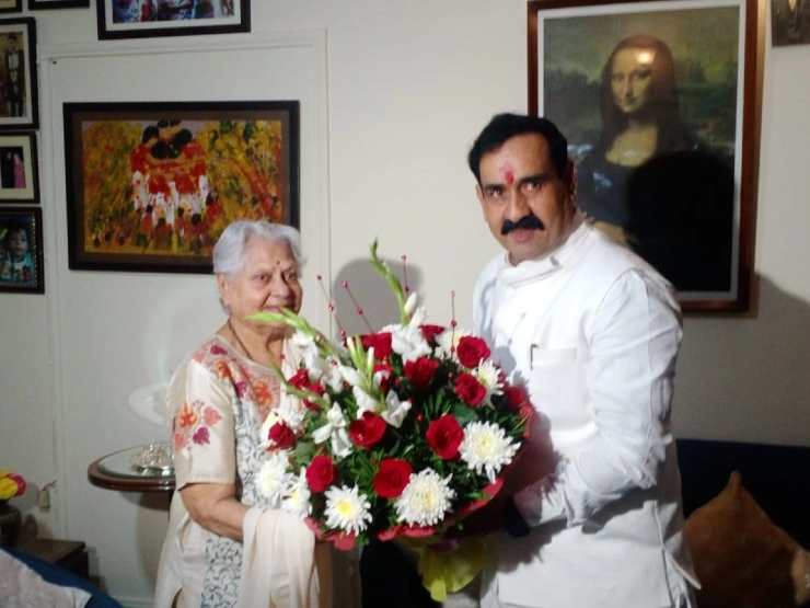 ममता सरकार को उखाड़ फेंकने के लिए गृहमंत्री ने अमिताभ बच्चन की सास से मांगा समर्थन