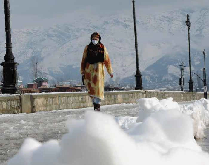 जम्मू-कश्मीर : श्रीनगर में मौसम की सबसे सर्द रात, तापमान शून्य से 3.4 डिग्री - Season's coldest night in Srinagar, temperature minus 3.4 degrees