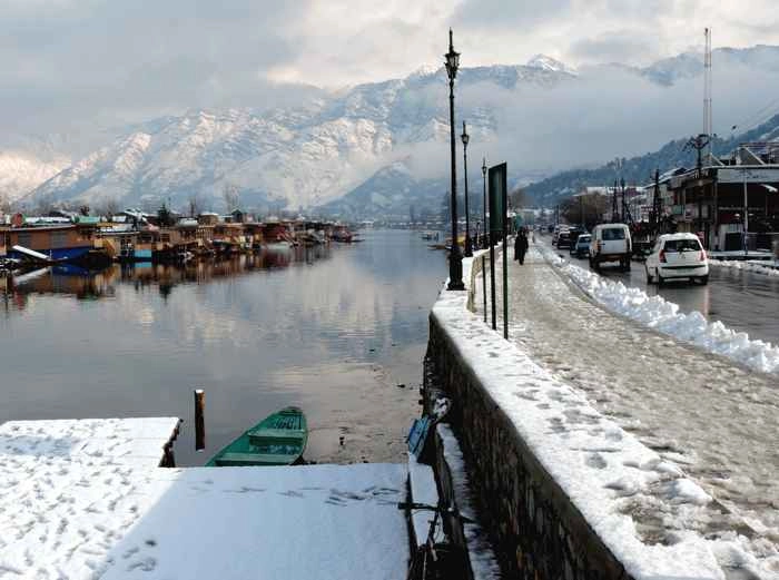 कश्मीर में फिर बर्फबारी, विमानों का परिचालन प्रभावित, -4 डिग्री तक पहुंचा श्रीनगर का तापमान - snowfall in Kashmir effects flight operations