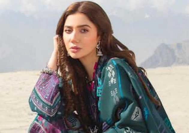 शाहरुख खान की एक्ट्रेस माहिरा खान की कोरोना रिपोर्ट आई पॉजिटिव, खुद को किया क्वारंटीन - shahrukh khans film raees co star mahira khan gets corona positive