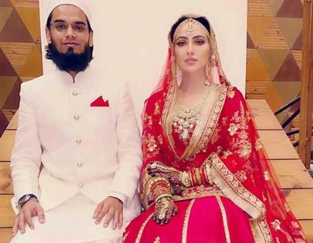 पति मुफ्ती अनस संग रोमांटिक तस्वीरें शेयर करने पर ट्रोल हुईं सना खान, यूजर्स ने बताया- मजाक मत बनाओ... - sana khan and mufti anas trolled for sharing honeymoon photos