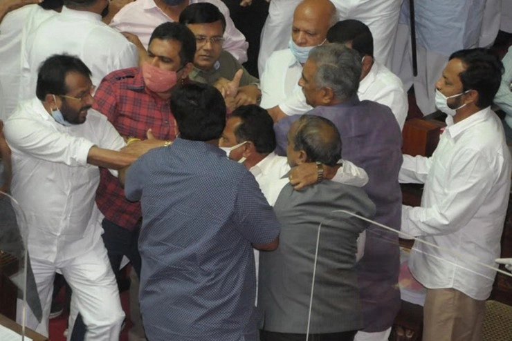 कर्नाटक विधान परिषद में मर्यादा की उड़ीं धज्जियां, कांग्रेस MLC ने सभापति को कुर्सी से खींचकर हटाया - congress mlcs in karnataka assembly forcefully remove chairman of legislative council