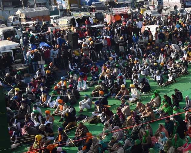 सिंघू बॉर्डर पर तेज हुआ किसानों का प्रदर्शन, जलाई नए कृषि कानूनों की प्रतियां - farmers portest : farmers burns new farm law copies at singhu border