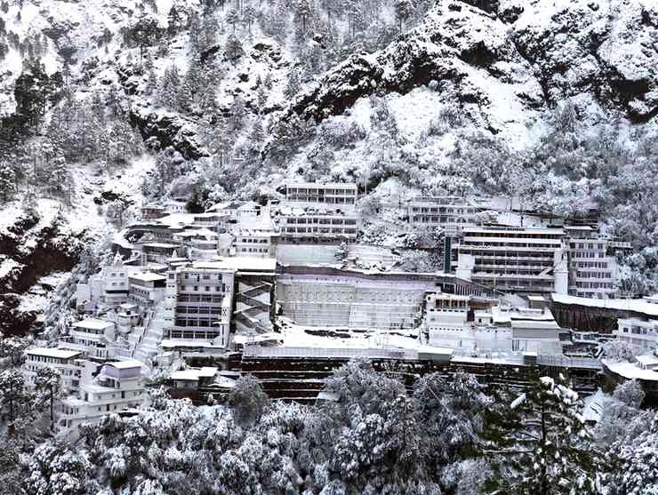 बर्फ की चादर में लिपटा मां वैष्णो देवी भवन, कम संख्या में पहुंच रहे हैं श्रद्धालु - Snowfall in vaishno devi