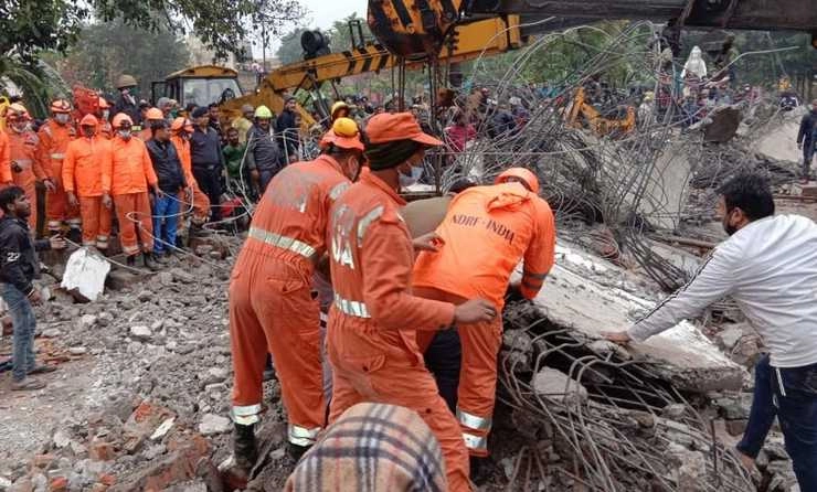 गाजियाबाद हादसे में अब तक 25 लोगों की मौत, ठेकेदार और नगर पालिका अफसरों पर FIR