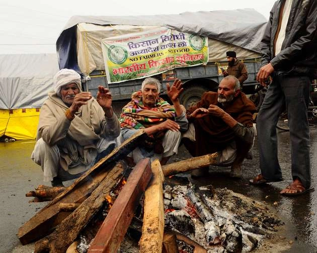 लोहड़ी पर किसानों ने जलाईं कृषि कानूनों की प्रतियां - Farmers burn copies of agri laws on Lohri