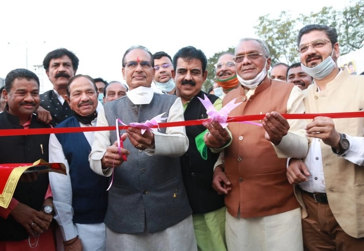 CM शिवराज ने इंदौर के लिए खोला सौगातों का पिटारा, बने 'मजदूर' के मेहमान, माफियाओं को दी चेतावनी - Shivraj Singh Indore visits