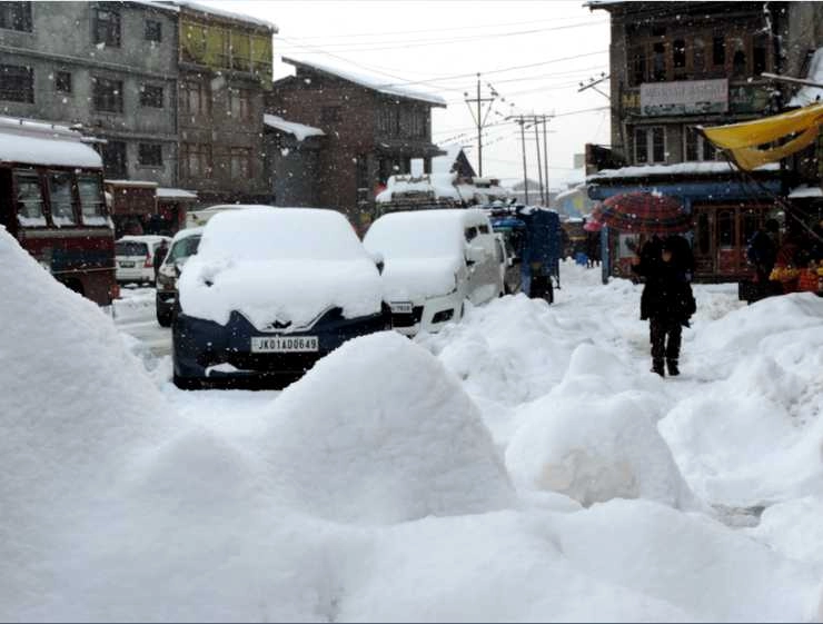 Weather Update: हिमाचल और कश्मीर में हुई ताजा बर्फबारी, डल झील जमी