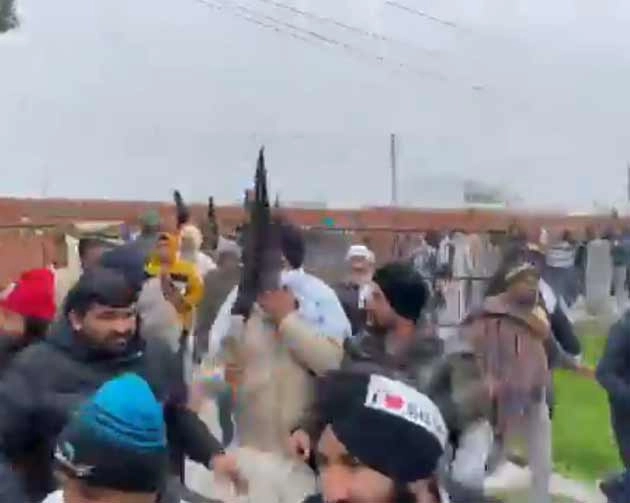 करनाल में बवाल, पुलिस ने किसानों पर छोड़ी पानी की बौछार, आंसू गैस के गोले दागे - Police impose tear gas on farmers march in Karnal